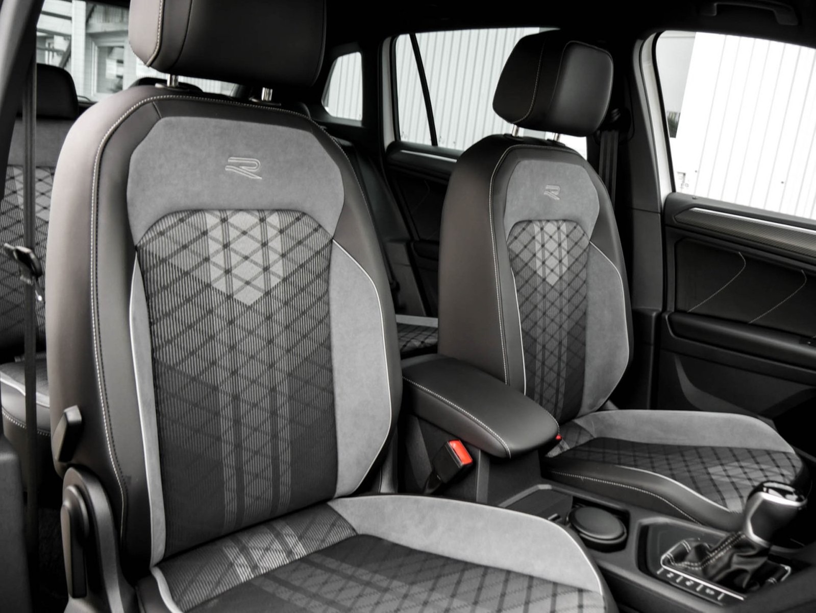 Volkswagen Tiguan 2.0 R-LINE STANDHZ. AHK CAM ACC LM19 NAVI