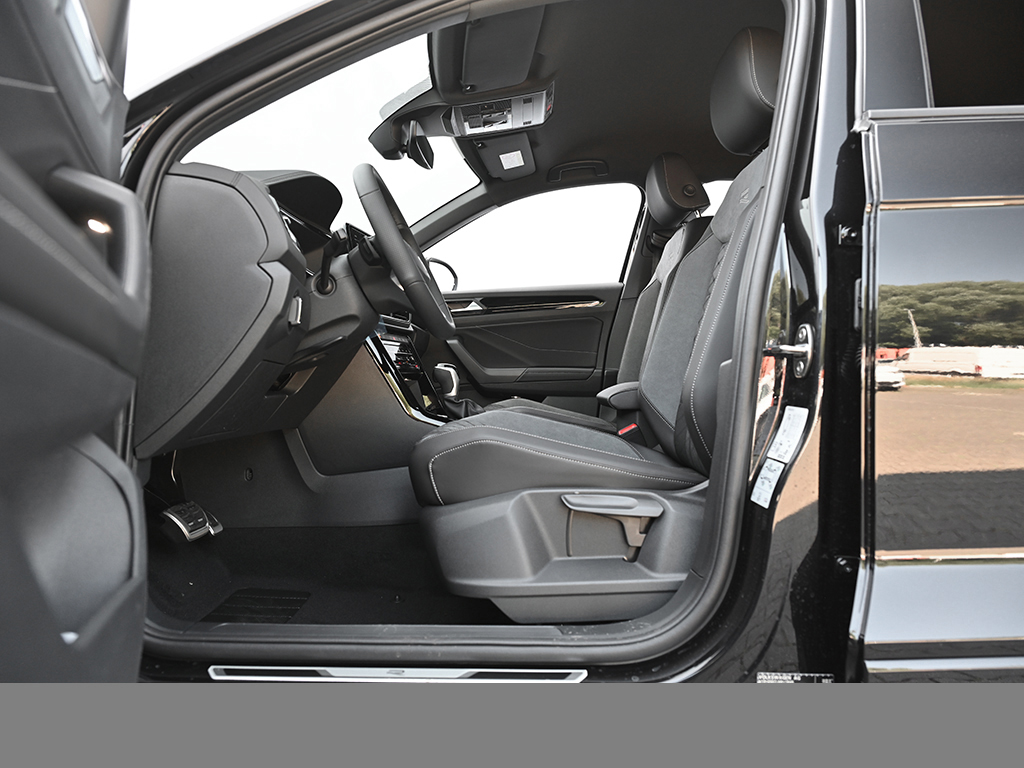 Volkswagen T-Roc 1.5 R-LINE BLACKSTYLE AHK CAM ACC LM19 NAVI