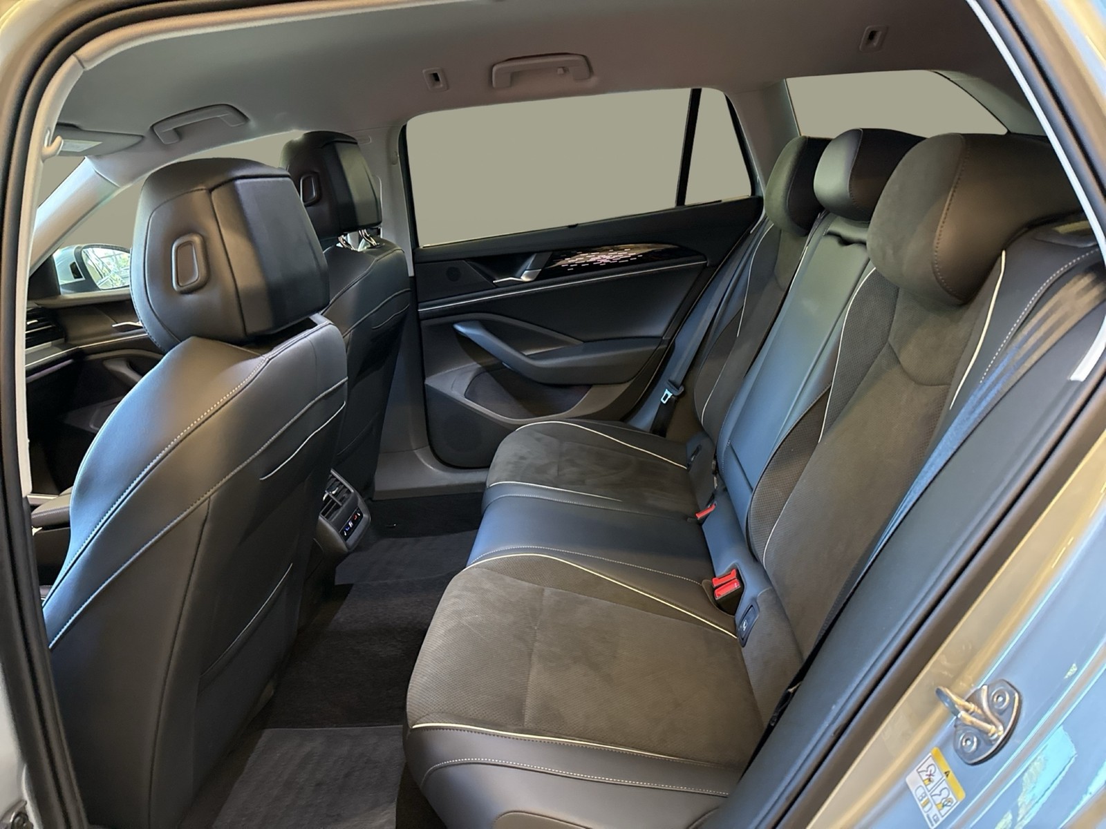 Volkswagen Passat Variant 1.5 HYBRID BUSINESS AHK 360°CAM