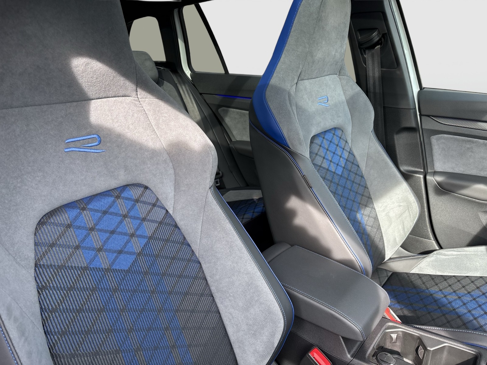 Volkswagen Golf Variant 2.0 R BLACKSTYLE 4X4 PANO ALU19"