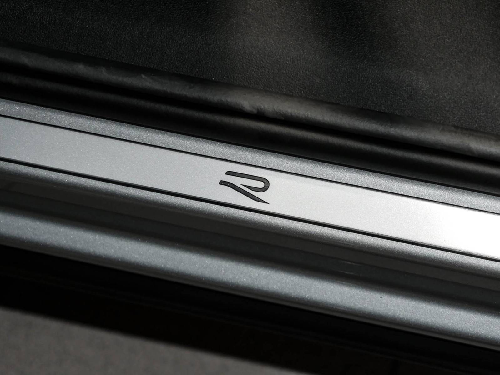 Volkswagen Tiguan 2.0 R-LINE DSG BLACKSTYLE AHK eKLAPPE