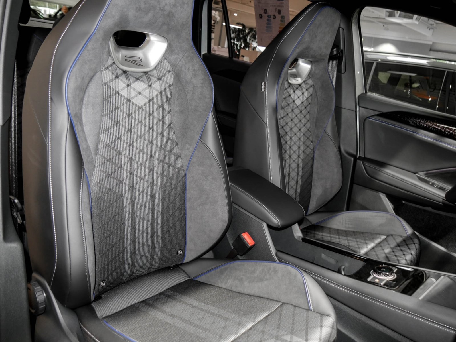 Volkswagen Tiguan 2.0 R-LINE DSG BLACKSTYLE AHK eKLAPPE