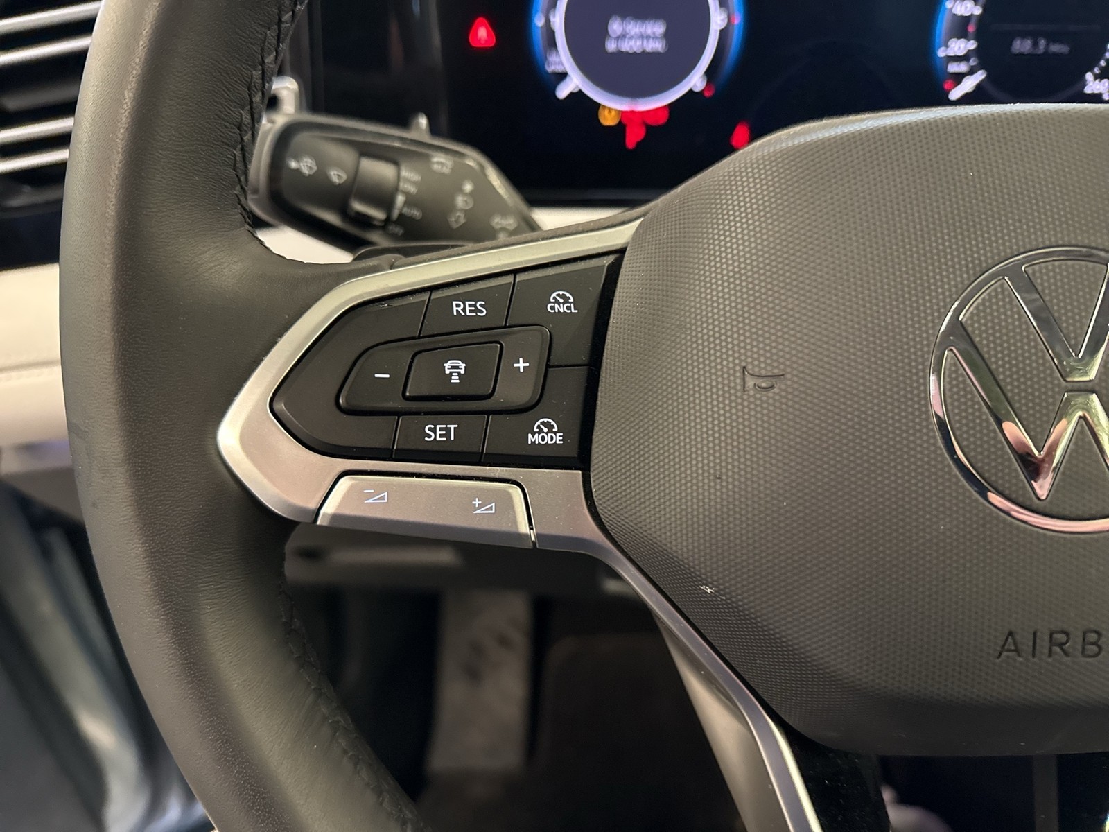 Volkswagen Tiguan 2.0 ELEGANCE 4X4 LEDER PANO AHK CAM