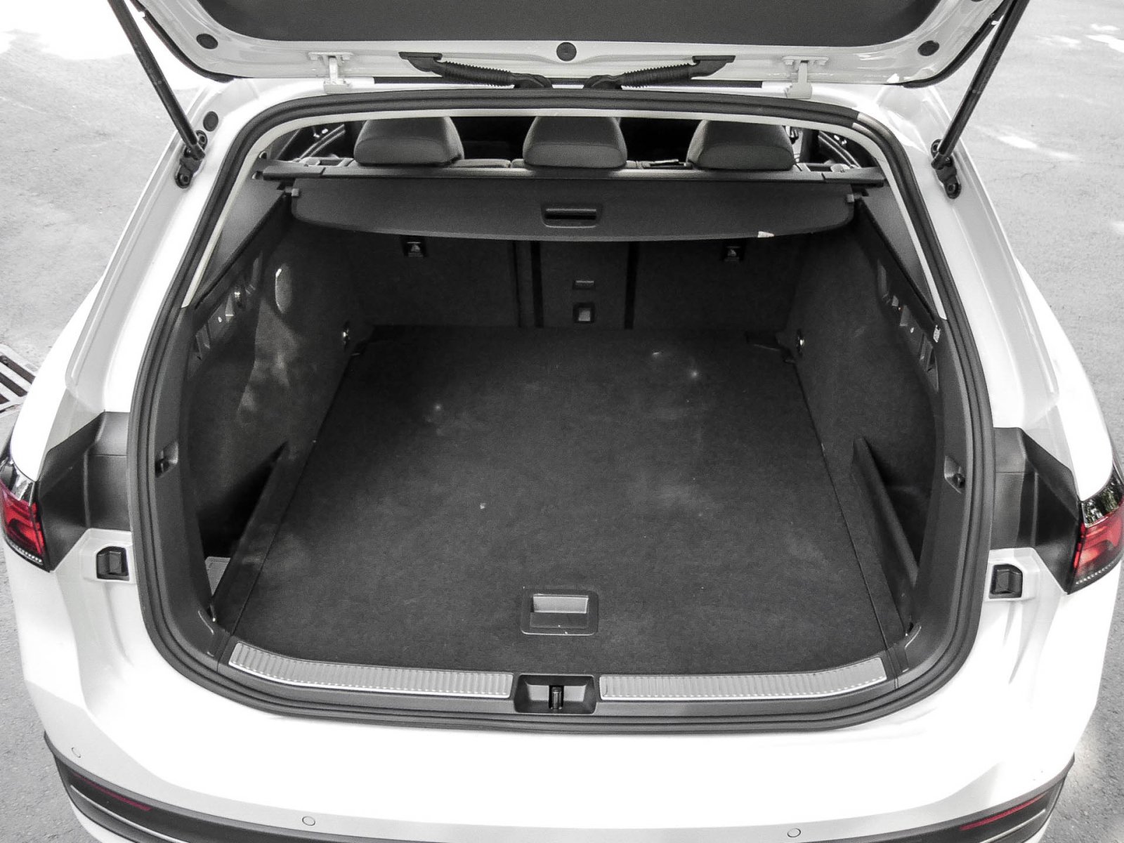 Volkswagen Passat Variant 1.5 eTSI BUSINESS NEUESMODELL AHK