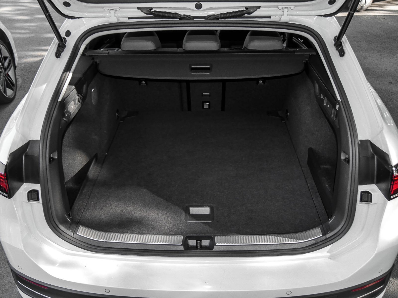 Volkswagen Passat Variant 2.0 BUSINESS NEUESMODELL AHK LM17