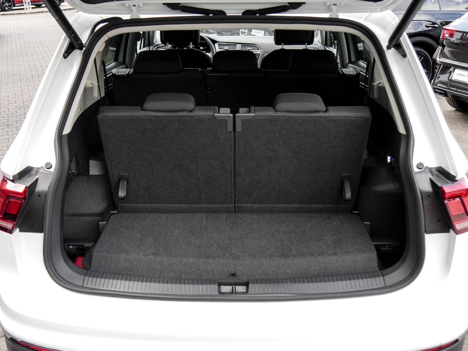 Volkswagen Tiguan Allspace 1.5 LIFE 7SITZE AHK LM18 NAVI