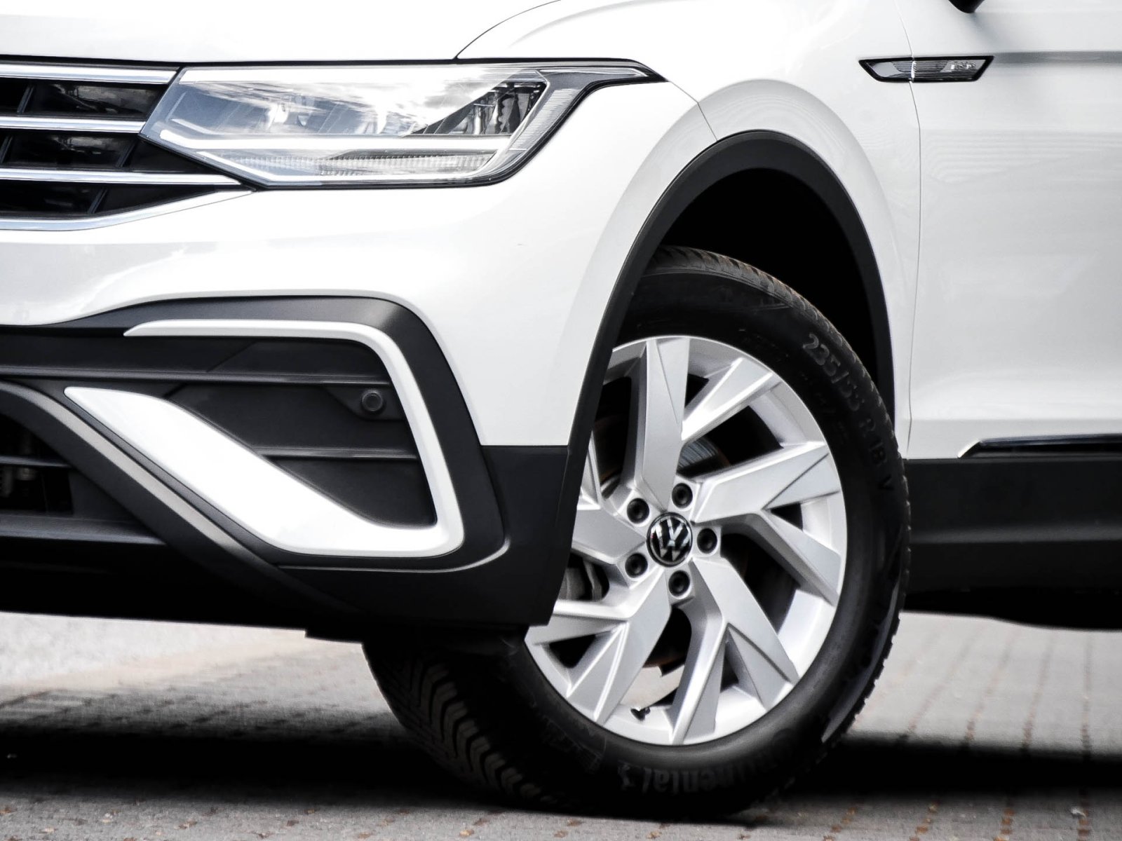 Volkswagen Tiguan Allspace 1.5 LIFE 7SITZE AHK LM18 NAVI
