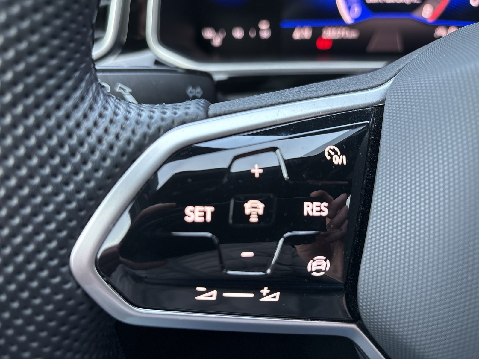 Volkswagen T-Roc 1.0 R-LINE CAM ACC NAVI LM17 LED+ CARPLAY