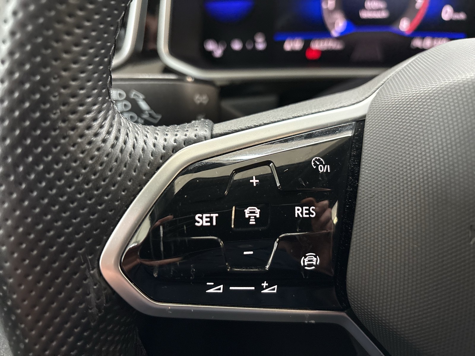 Volkswagen T-Roc 1.0 R-LINE CAM ACC NAVI LM17 LED+ CARPLAY