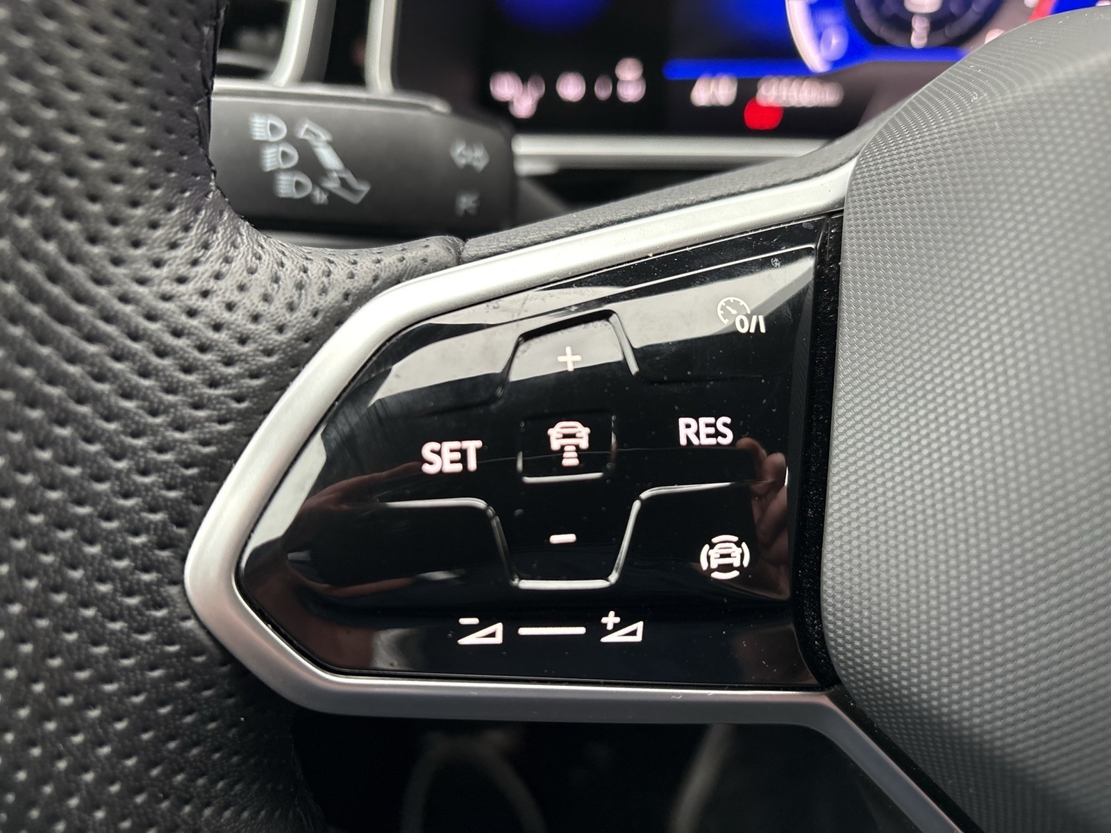 Volkswagen T-Roc 1.0 R-LINE CAM ACC NAVI LM17 LED+ CARPLAY