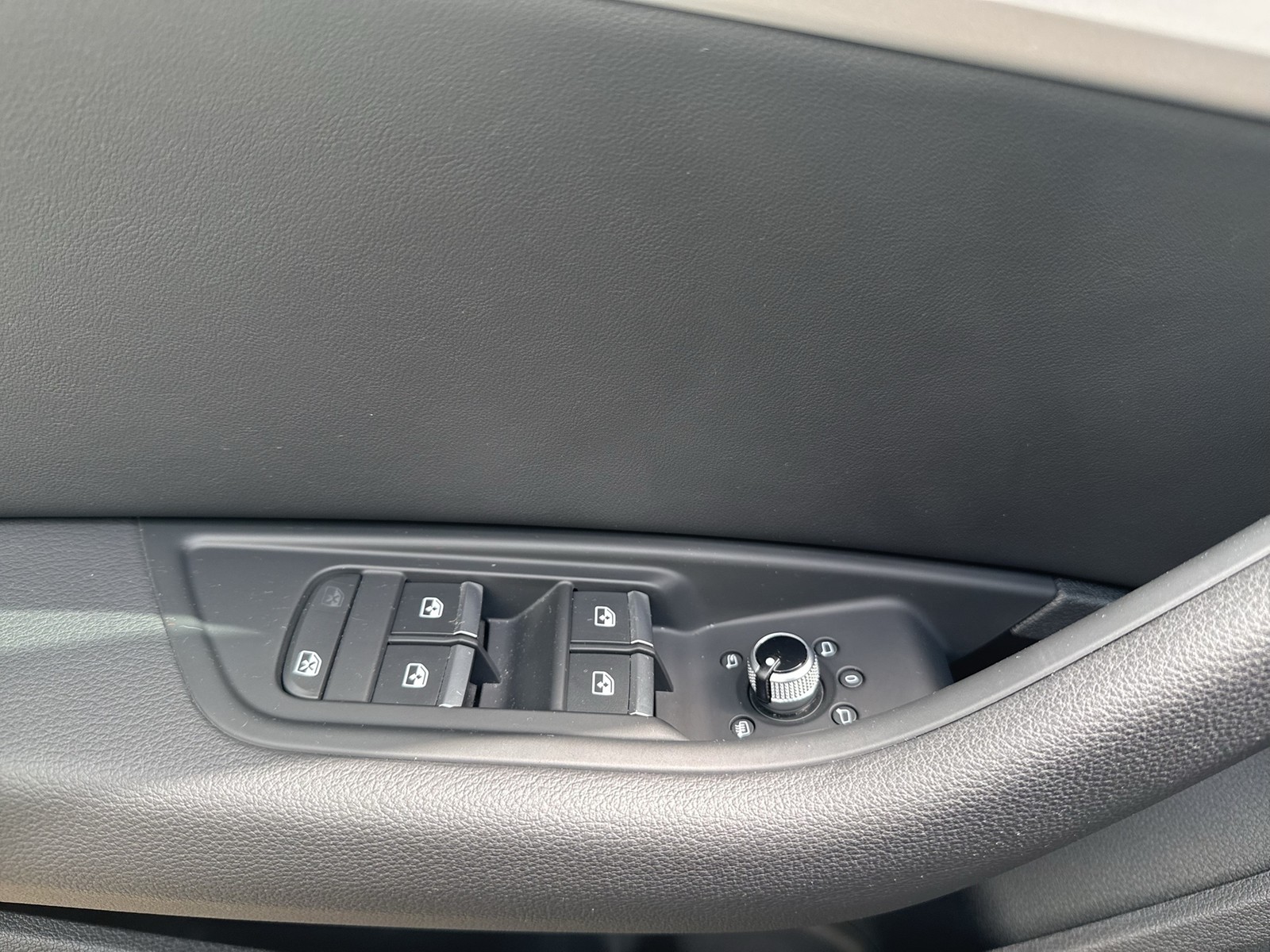 Audi A4 Avant 40 LEDER SITZHEIZ NAVI AHK