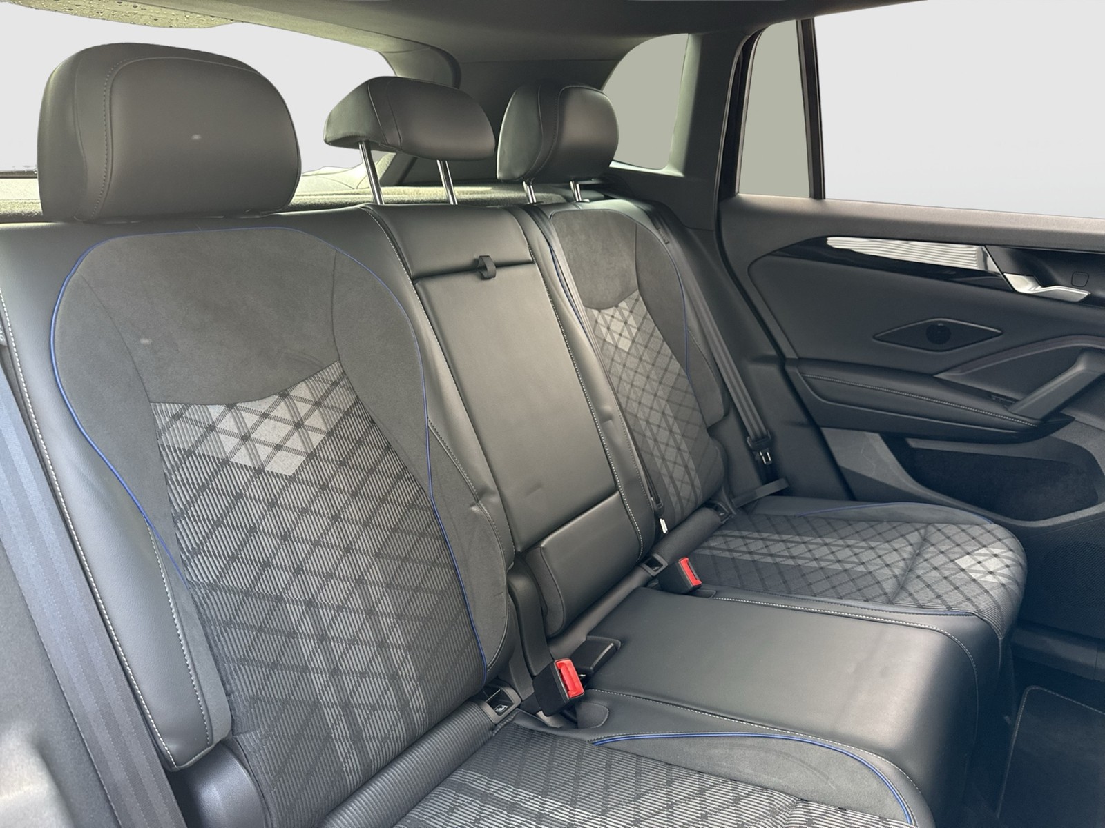 Volkswagen Tiguan 1.5 HYBRID R-LINE AHK KAMERA NAVI ACC