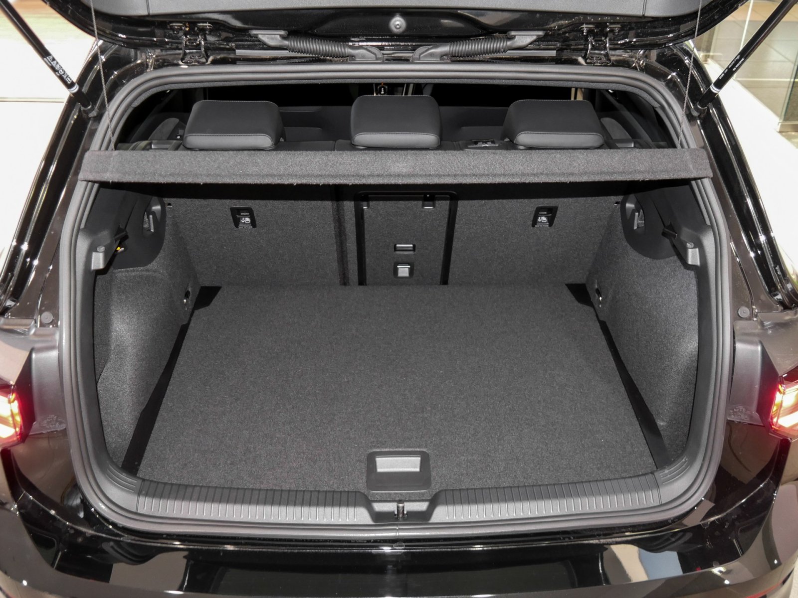 Volkswagen Golf 1.5 R-LINE DSG BLACKSTYLE MATRIXLED AHK