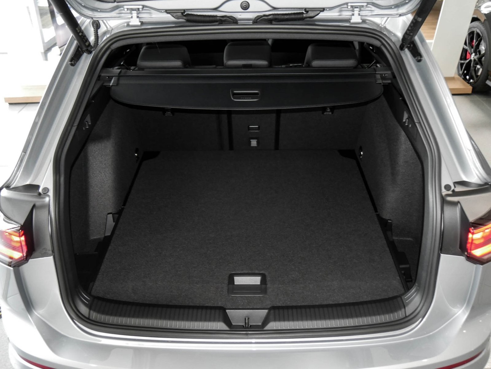 Volkswagen Golf Variant 2.0 R-LINE DSG BLACKSTYLE PANO AHK