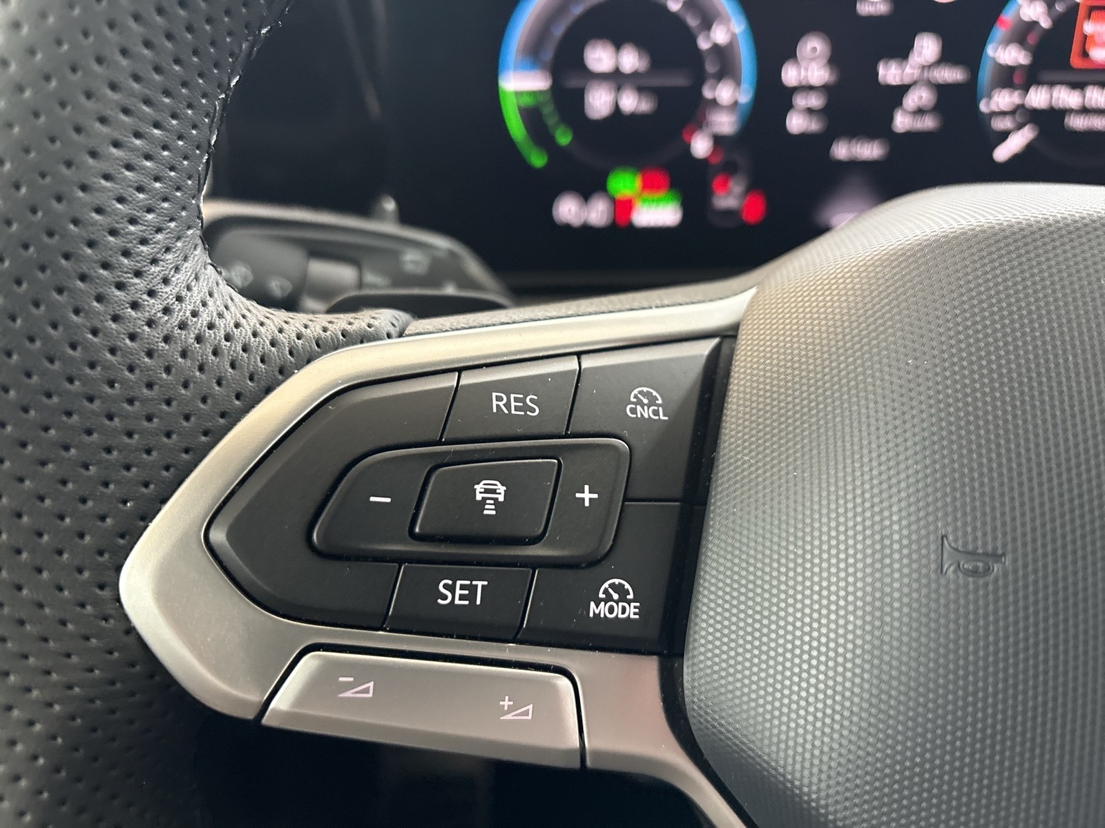 Volkswagen Tiguan 1.5 HYBRID R-LINE AHK CAM NAVI ACC