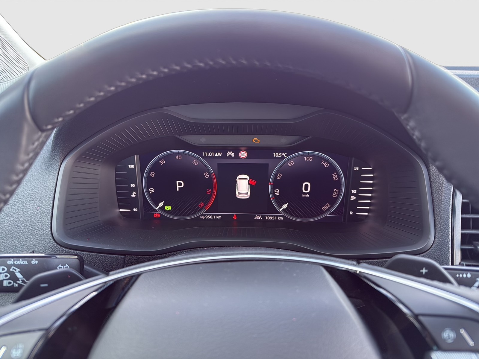 Skoda Karoq 1.5 TOUR PANO AHK 360°CAM E-KLAPPE NAVI