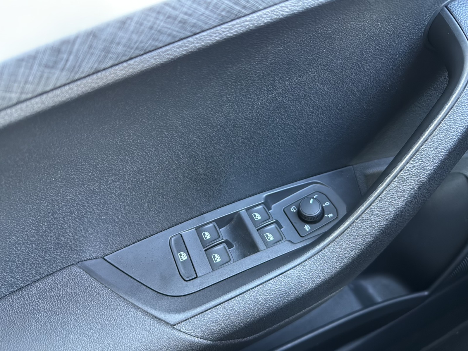 Skoda Karoq 1.5 TOUR PANO AHK 360°CAM E-KLAPPE NAVI