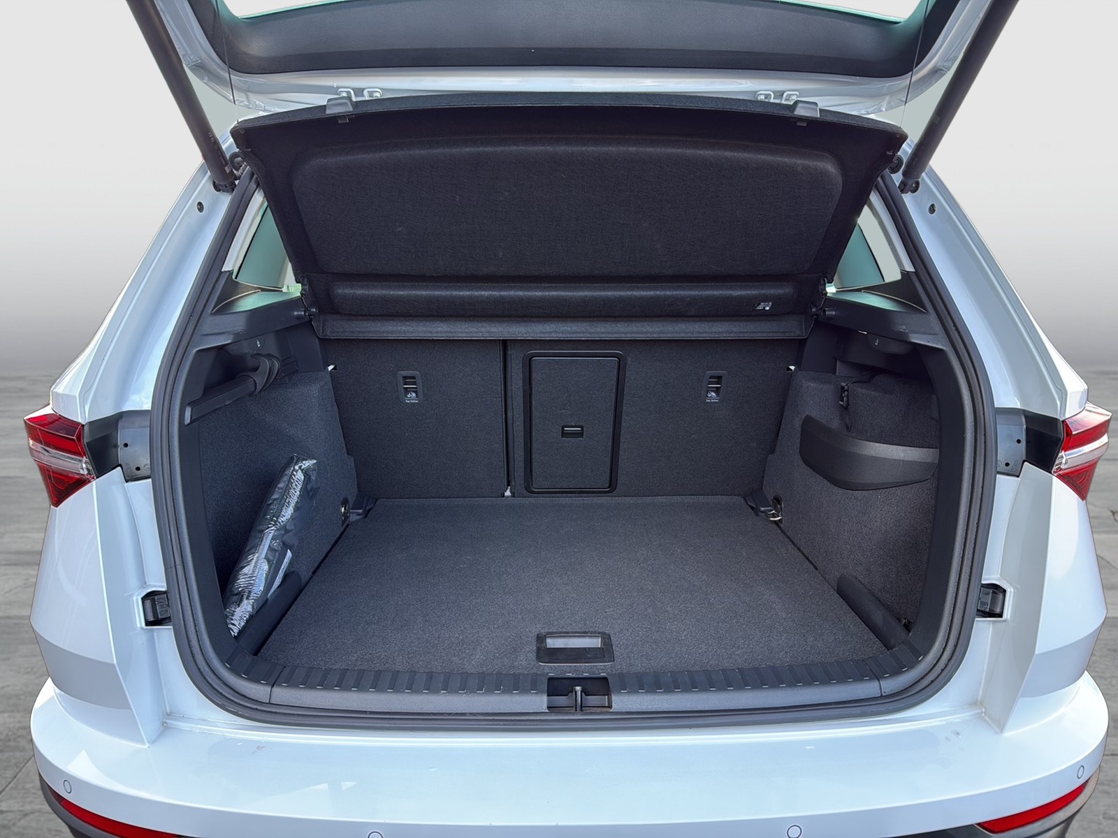 Skoda Karoq 1.5 TOUR PANO AHK 360°CAM E-KLAPPE NAVI