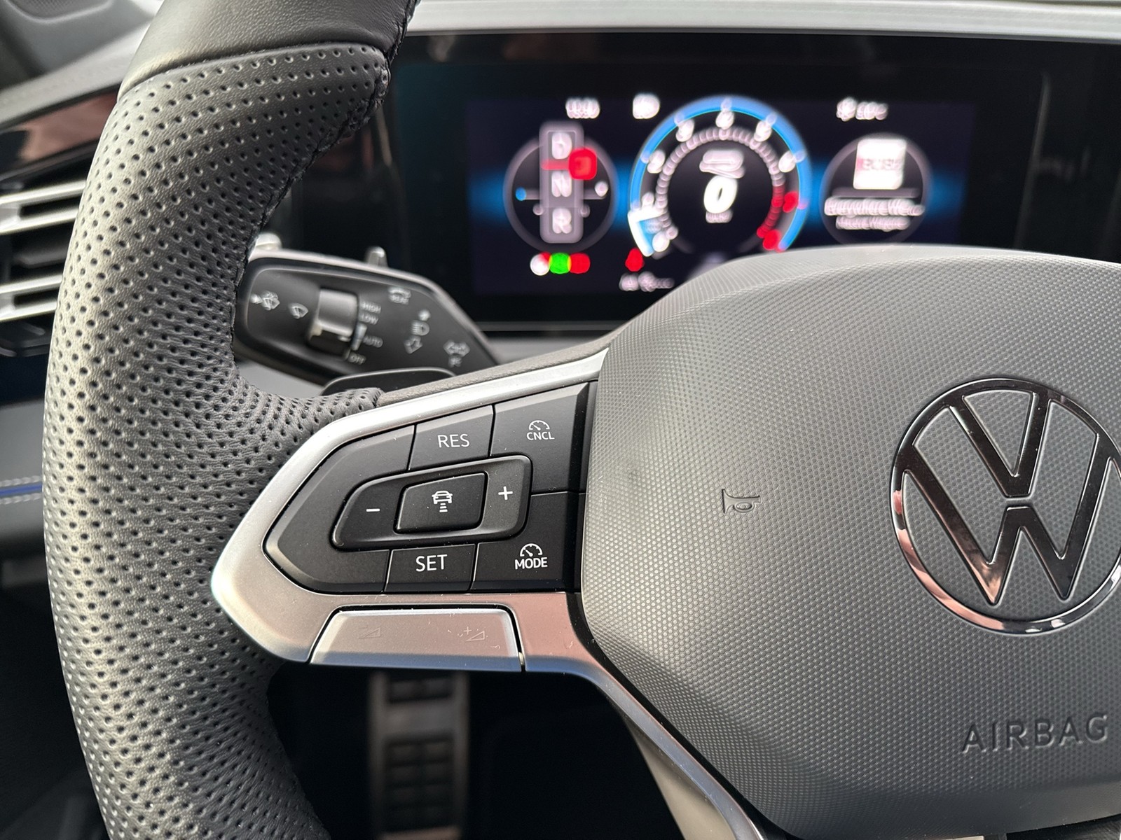 Volkswagen Tiguan 2.0 R-LINE 4X4 NEUES MODELL LEDER LM20