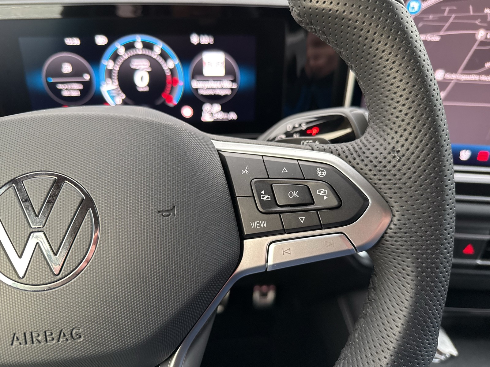 Volkswagen Tiguan 2.0 R-LINE 4X4 NEUES MODELL LEDER LM20