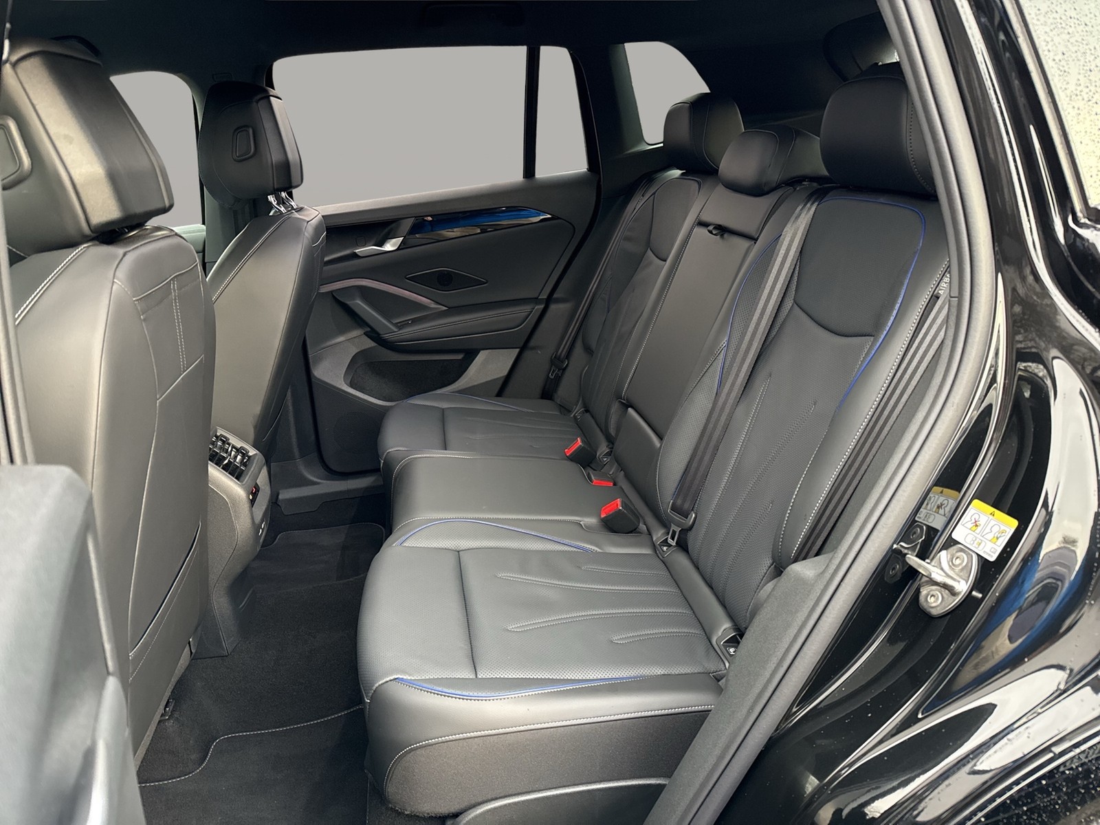 Volkswagen Tiguan 2.0 R-LINE 4X4 NEUES MODELL LEDER LM20