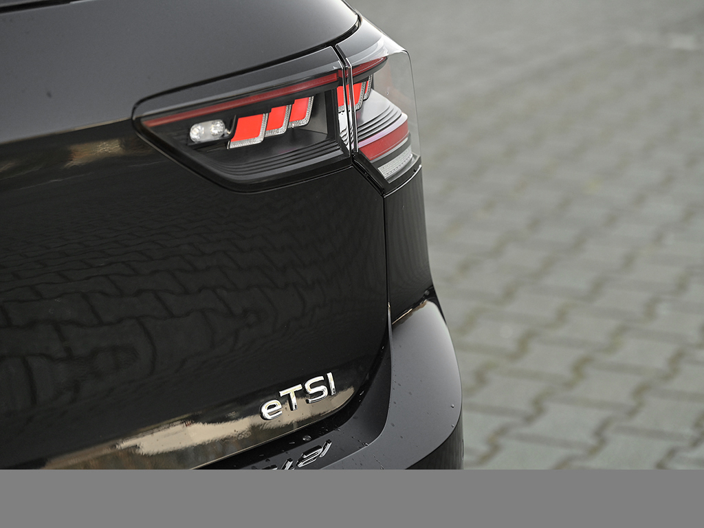 Volkswagen Golf VIII 1.5 R-LINE BLACK STYLE FACELIFT CAM ACC LM18 NAVI