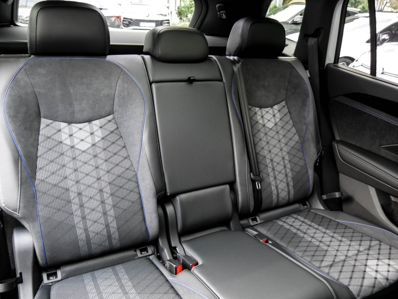Volkswagen Tayron 2.0 TDI 4MOTION R-LINE DSG 7SITZE AHK LM20 PANO STANDHZG