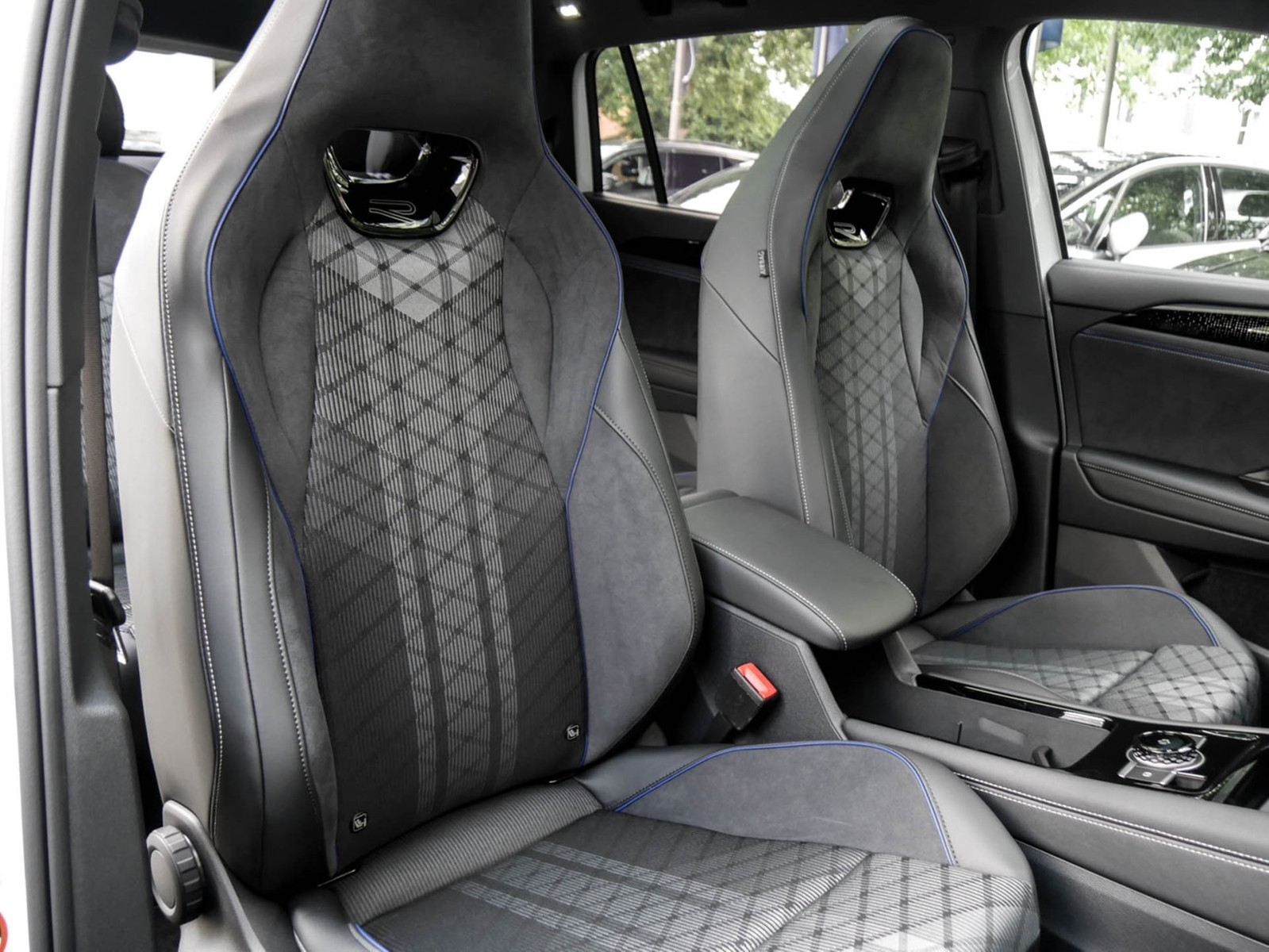 Volkswagen Tayron 2.0 TDI 4MOTION R-LINE DSG 7SITZE AHK LM20 PANO STANDHZG