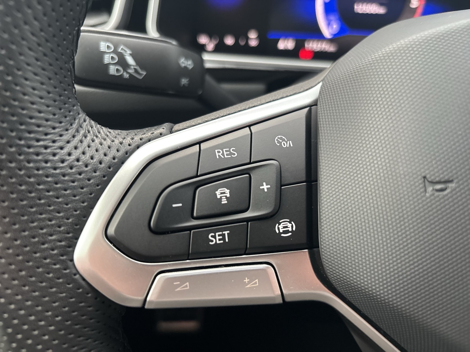 Volkswagen T-Roc 2.0 R-LINE CAM ACC NAVI 17Z CARPLAY SITZHZ