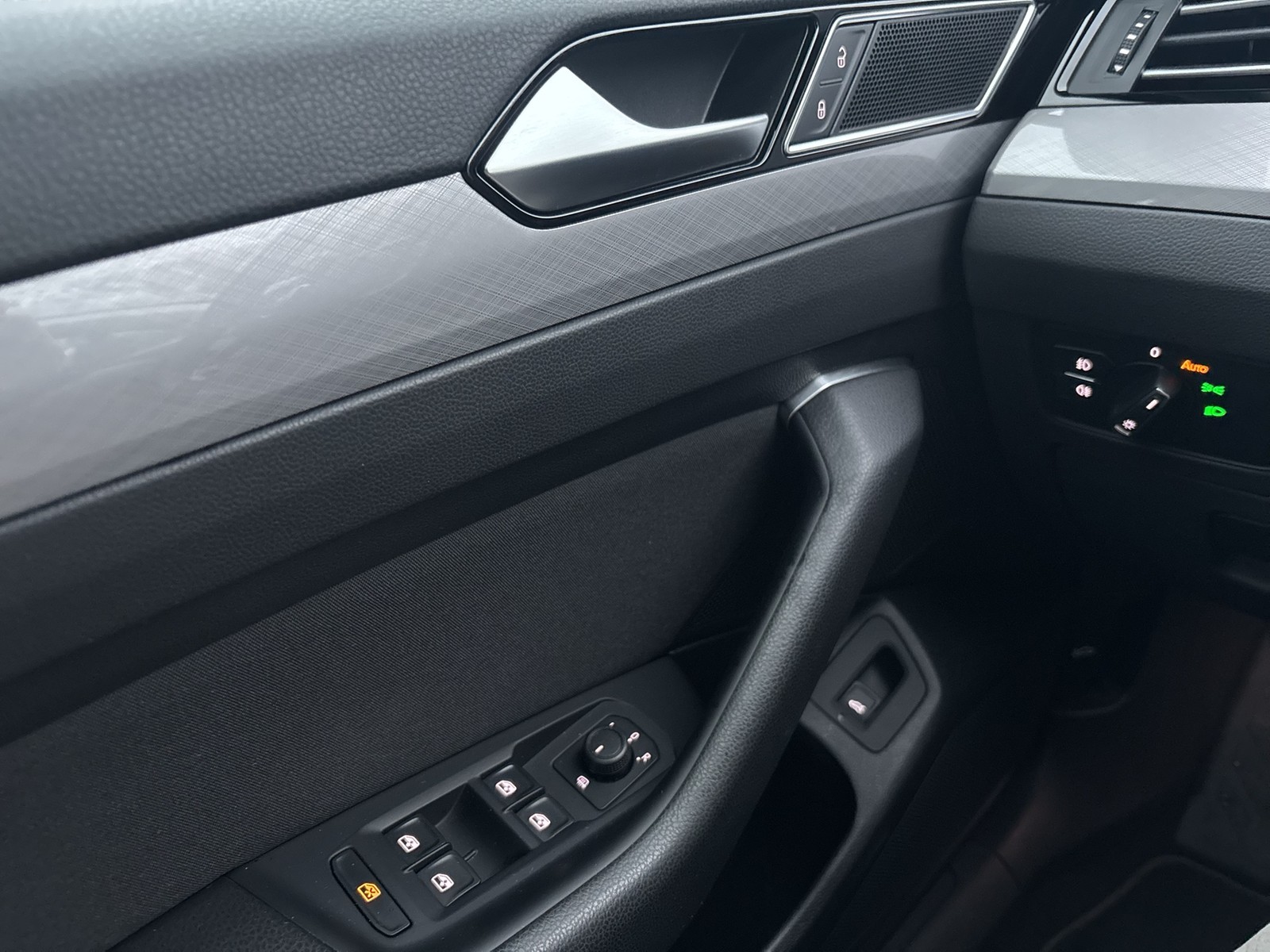 Volkswagen Passat Variant 1.5 BUSINESS CAM ACC NAVI SITZHZ.