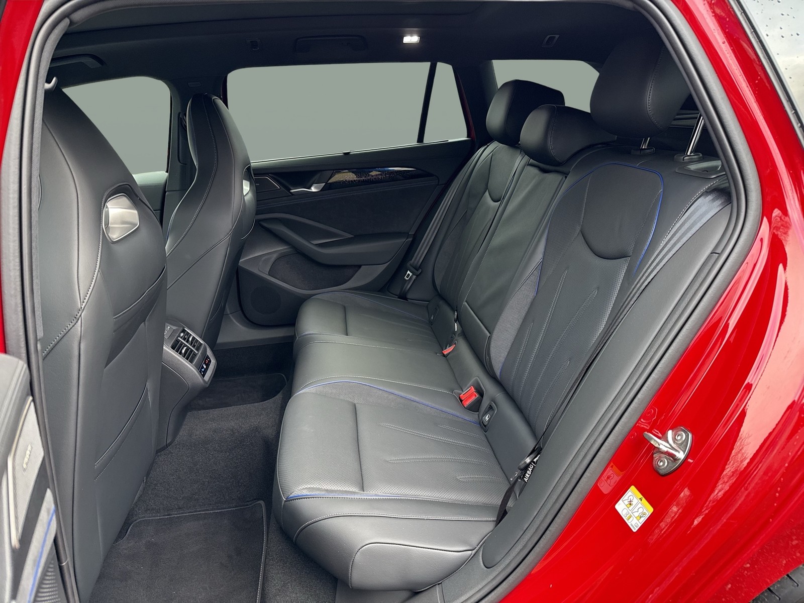 Volkswagen Passat Variant 1.5 HYBRID R-LINE NEUESMODELL AHK