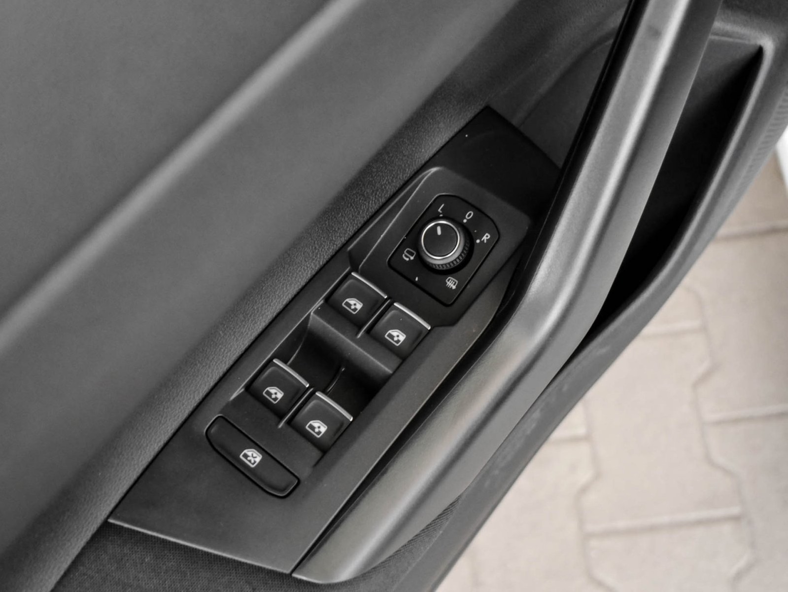 Volkswagen Taigo 1.5 R-LINE DSG ALLWETTERREIFEN NAVI AHK