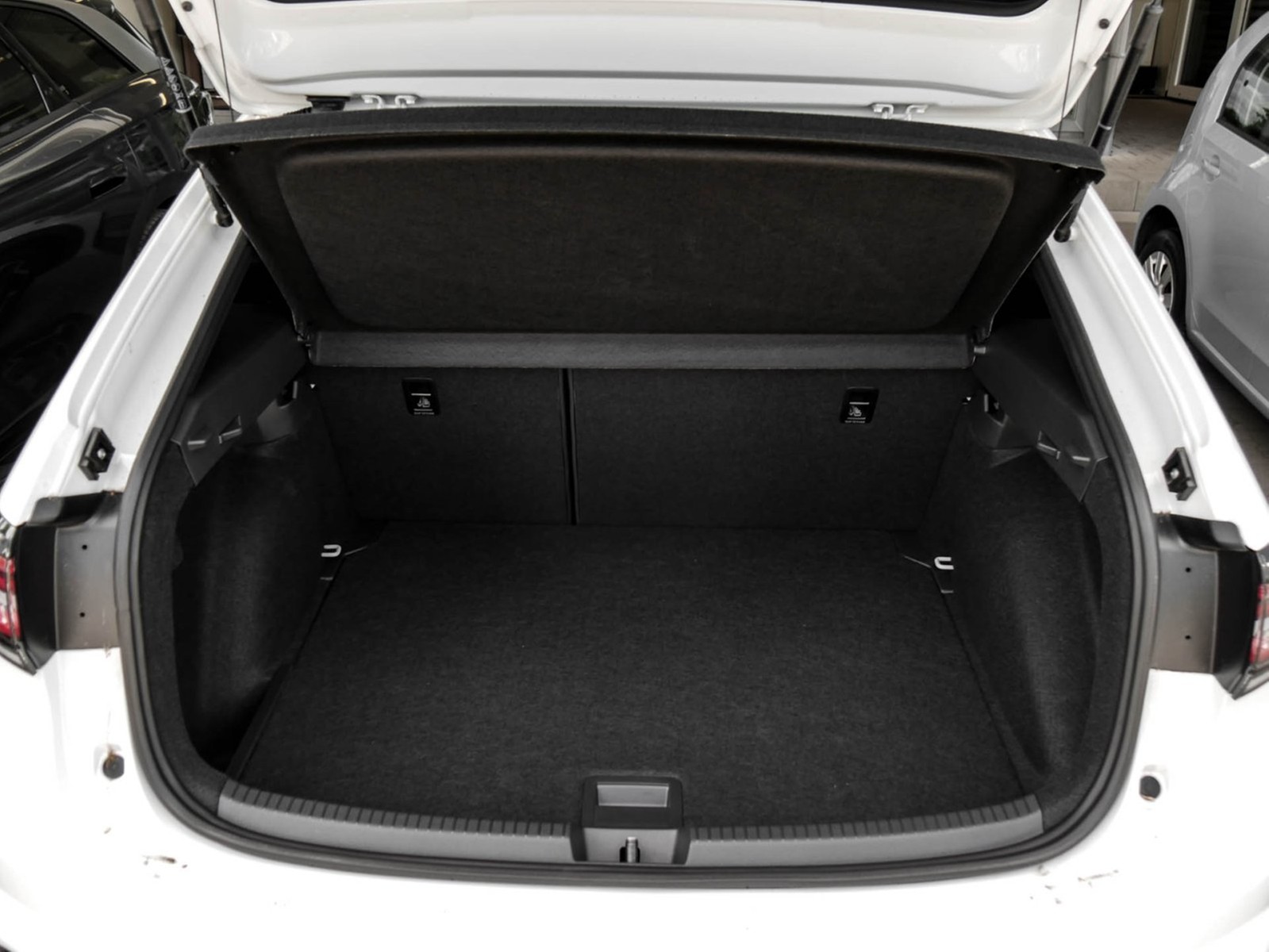 Volkswagen Taigo 1.5 R-LINE DSG ALLWETTERREIFEN NAVI AHK