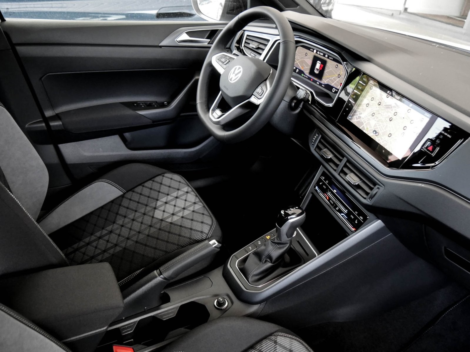 Volkswagen Taigo 1.5 R-LINE DSG ALLWETTERREIFEN NAVI AHK