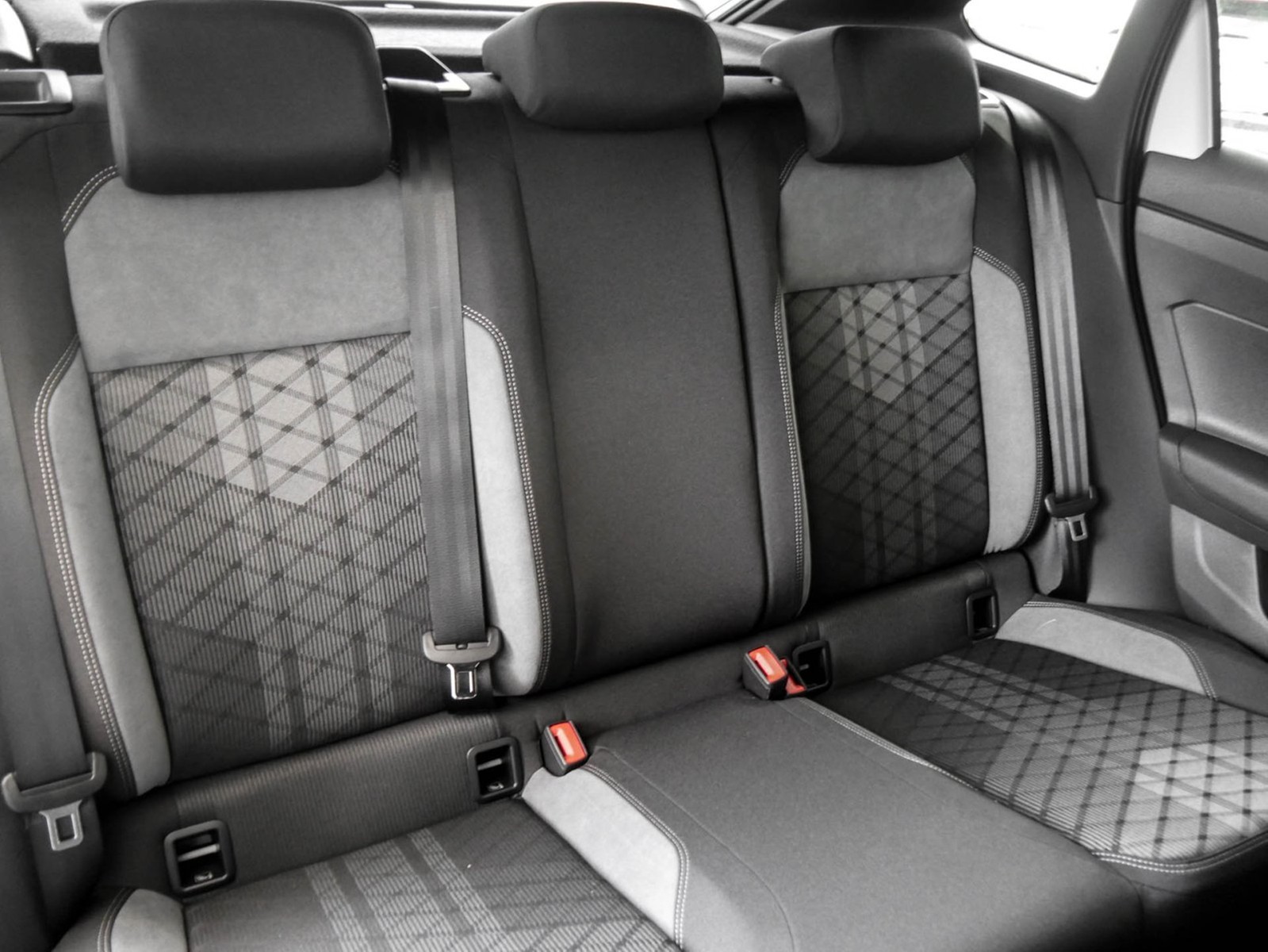 Volkswagen Taigo 1.5 R-LINE DSG ALLWETTERREIFEN NAVI AHK