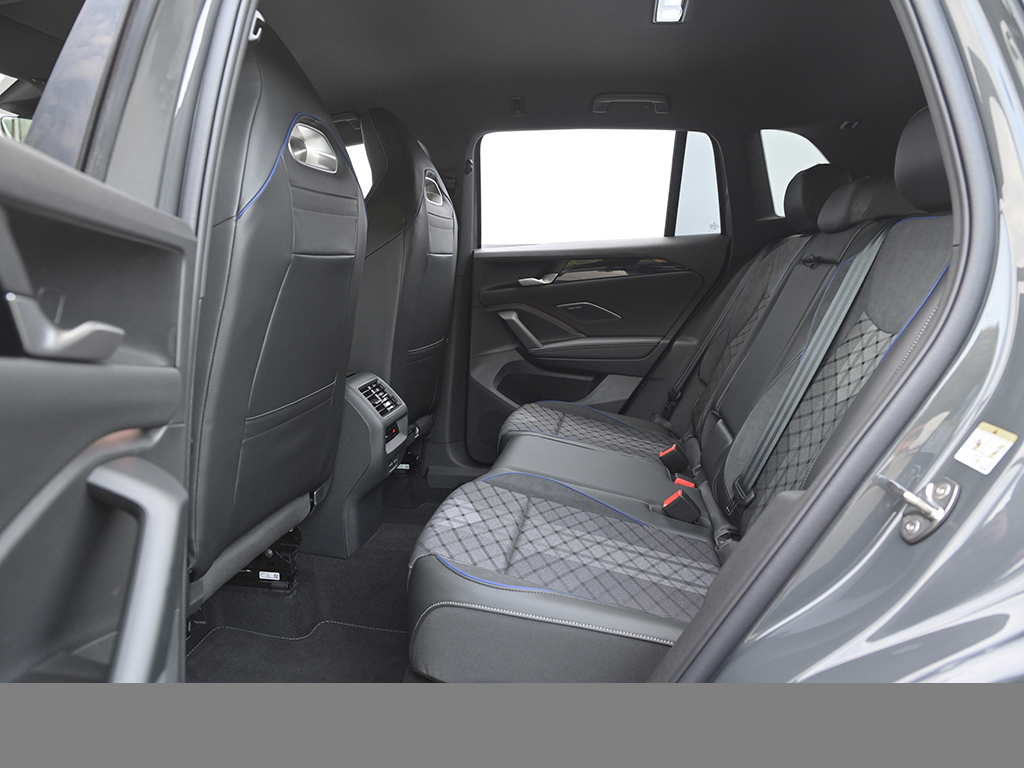 Volkswagen Tiguan 2.0 R-LINE DSG 4X4 BLACKSTYLE AHK eKLAPPE