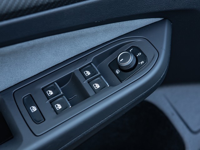 Volkswagen Golf VIII 1.5 R-LINE PANO ACC NAVI LM17 CARPLAY