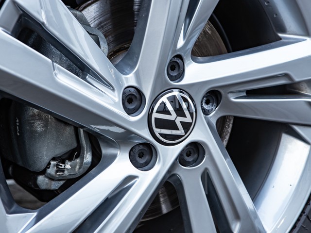 Volkswagen Golf VIII 1.5 R-LINE PANO ACC NAVI LM17 CARPLAY