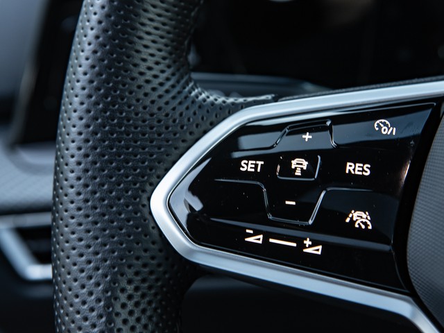 Volkswagen Golf VIII 1.5 R-LINE PANO ACC NAVI LM17 CARPLAY