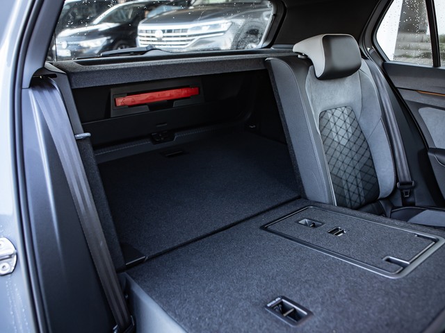 Volkswagen Golf VIII 1.5 R-LINE PANO ACC NAVI LM17 CARPLAY