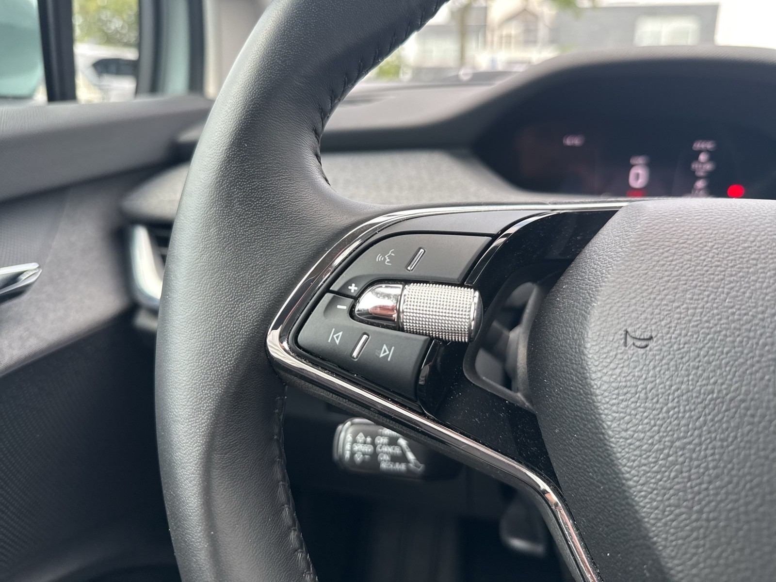 Skoda Enyaq 60 LOFT WÄRMEPUMPE AHK LM19 NAVI