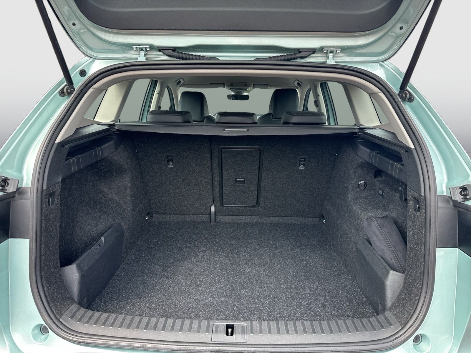 Skoda Enyaq 60 LOFT WÄRMEPUMPE AHK LM19 NAVI