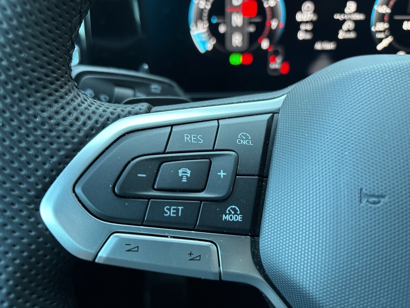 Volkswagen Tiguan 2.0 R-LINE 4X4 AHK 360°CAM ACC LM19 NAVI