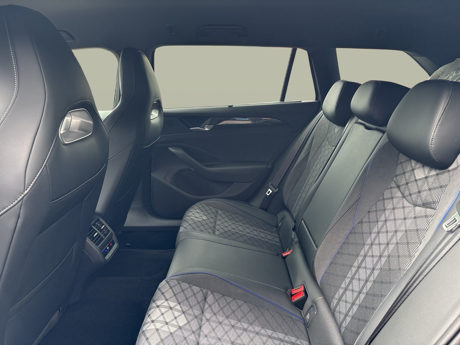 Volkswagen Passat Variant 2.0 R-LINE BLACKSTYLE AHK 360°CAM