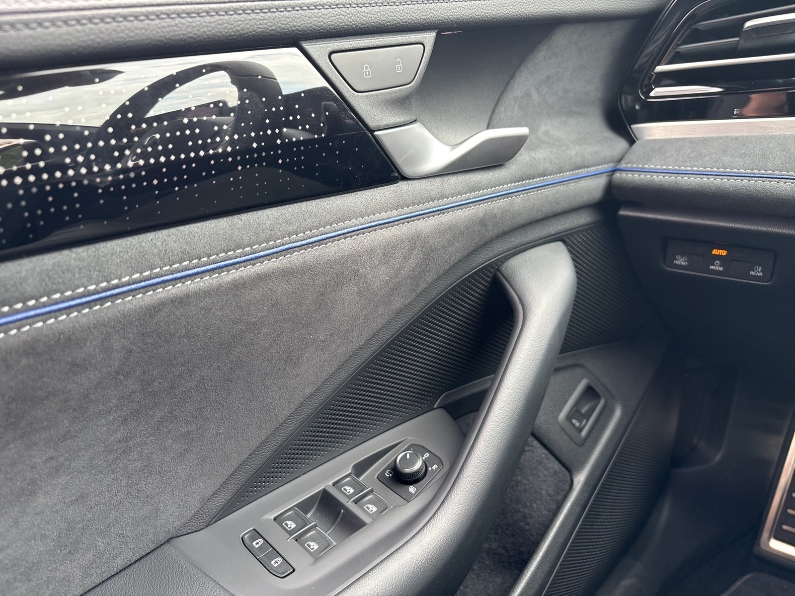 Volkswagen Passat Variant 2.0 R-LINE BLACKSTYLE AHK 360°CAM
