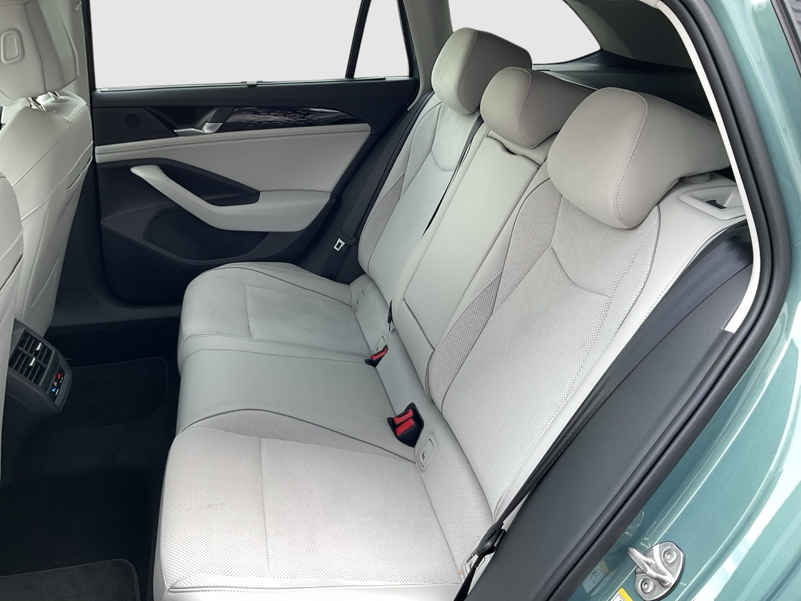 Volkswagen Passat Variant 1.5 HYBRID BUSINESS 360°CAM ACC