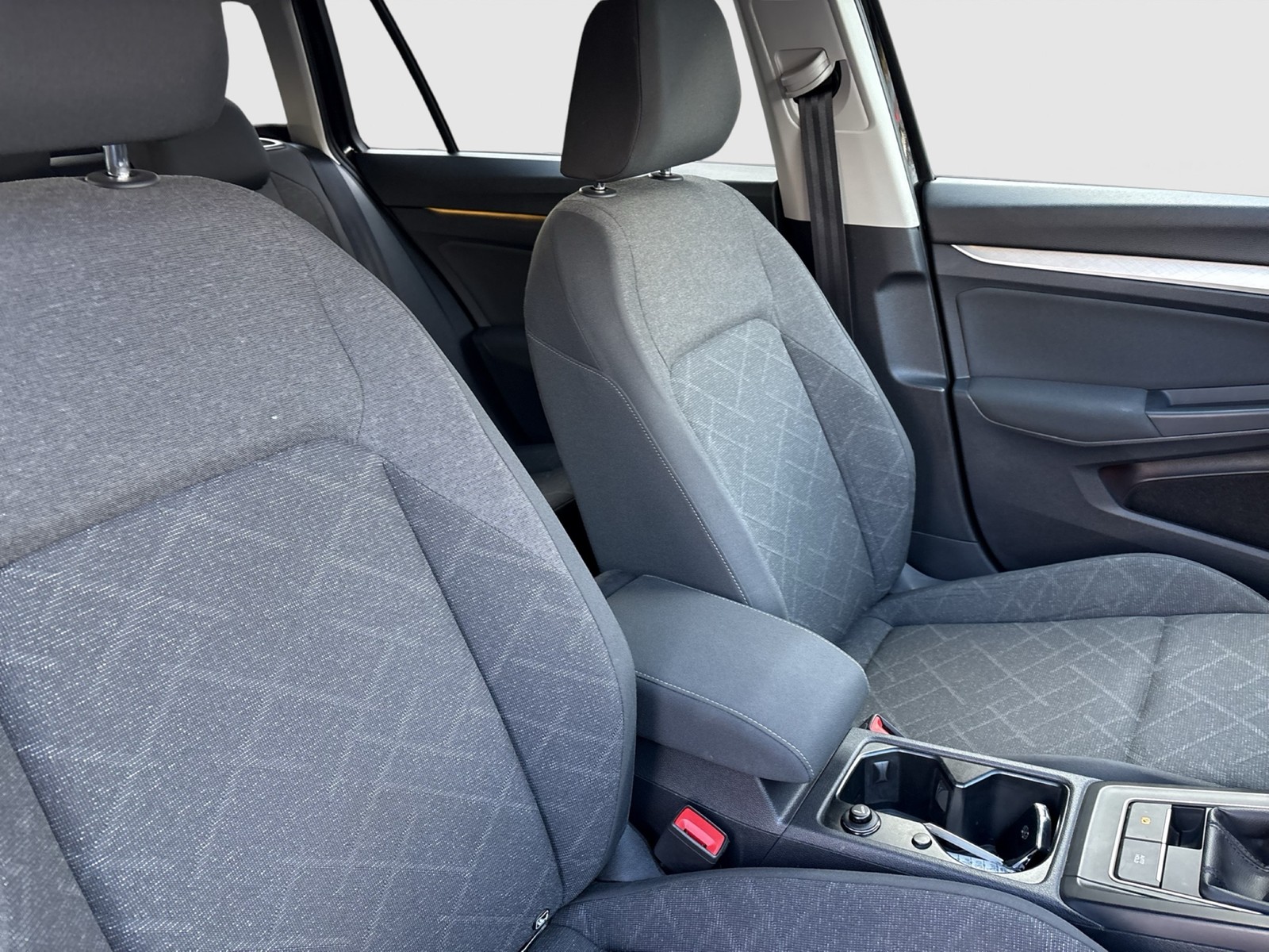 Volkswagen Golf Variant VIII 2.0 LIFE NAVI CARPLAY SITZHEIZ