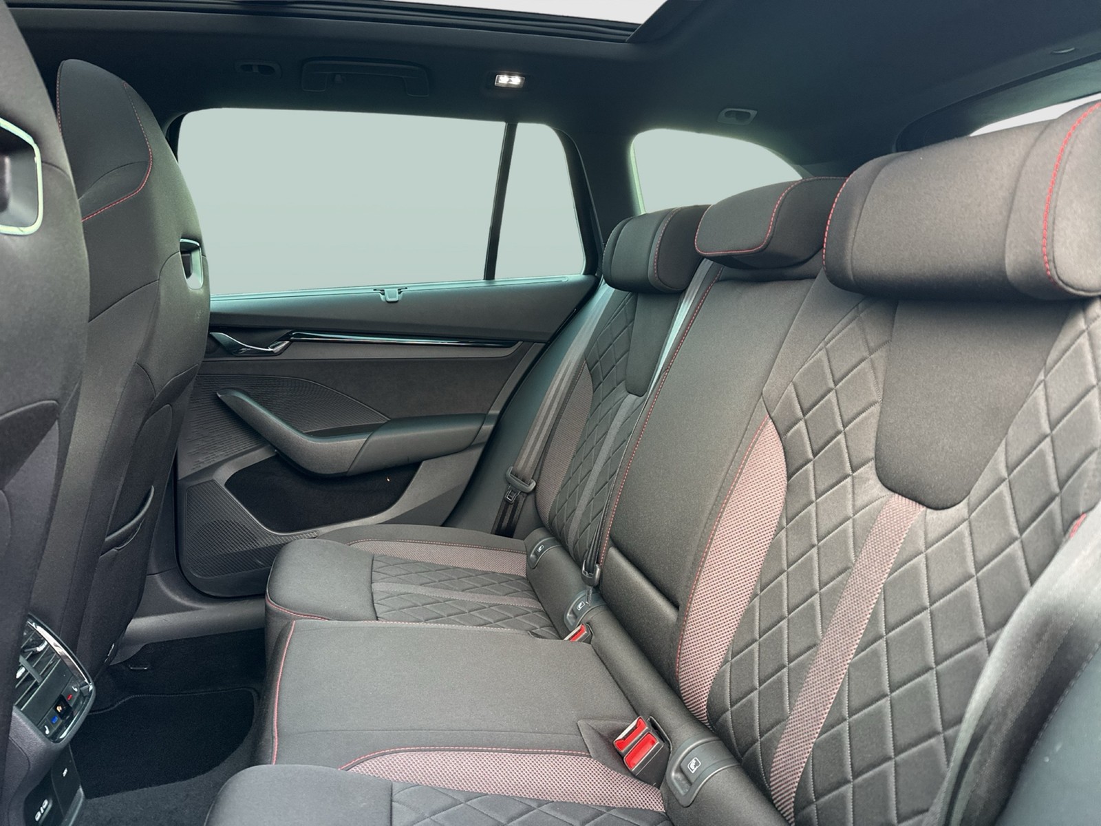 Skoda Octavia Combi 2.0 RS 4X4 PANO STANDHZ. AHK LM19