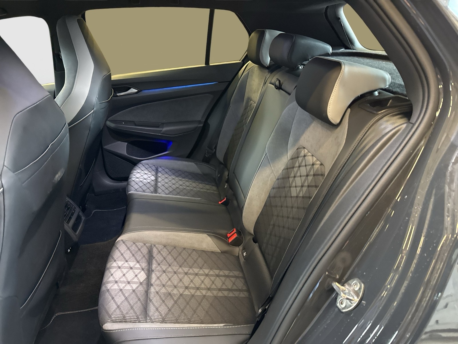 Volkswagen Golf VIII 1.5 eTSI R-LINE LM17 CARPLAY SITZHEIZ.
