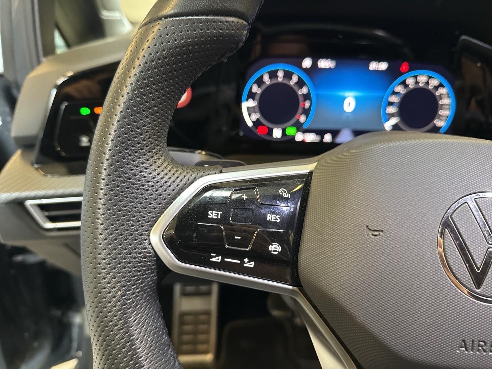 Volkswagen Golf VIII 1.5 eTSI R-LINE LM17 CARPLAY SITZHEIZ.